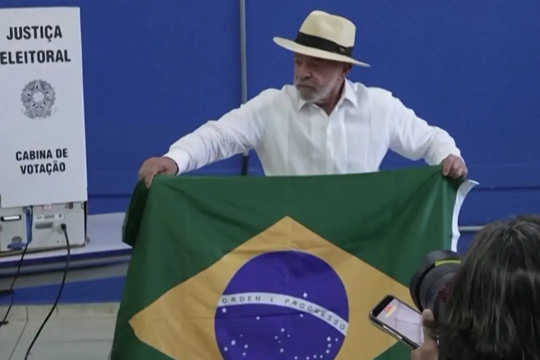 Elezioni in Brasile, Lula e Bolsonaro votano nei rispettivi seggi