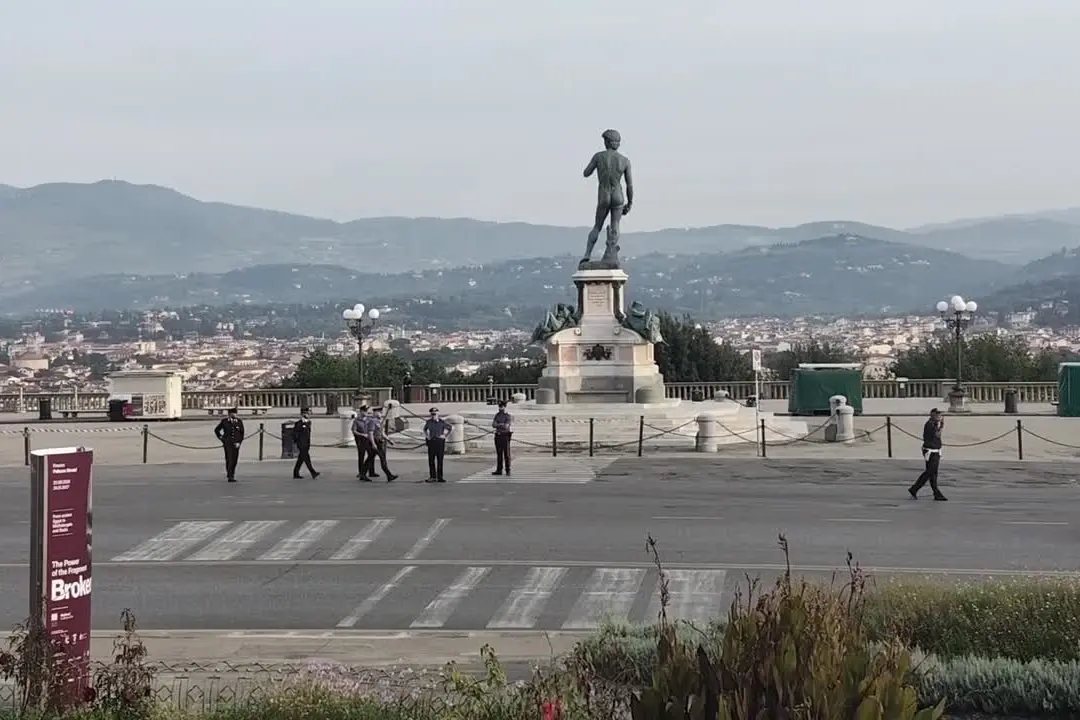 Bombola di gas sotto il David a piazzale Michelangelo a Firenze