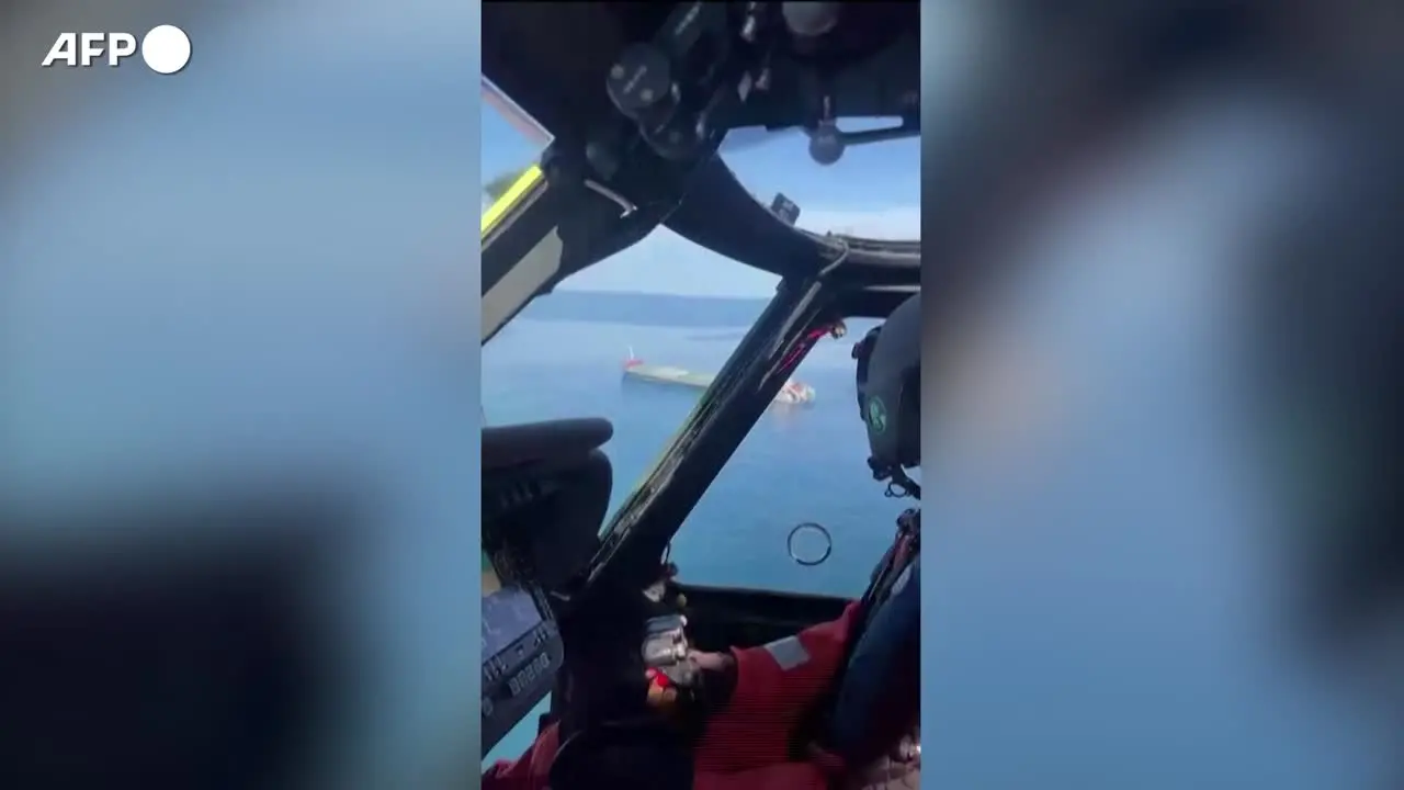 Nave prende fuoco e affonda nel Mar Nero, 2 morti