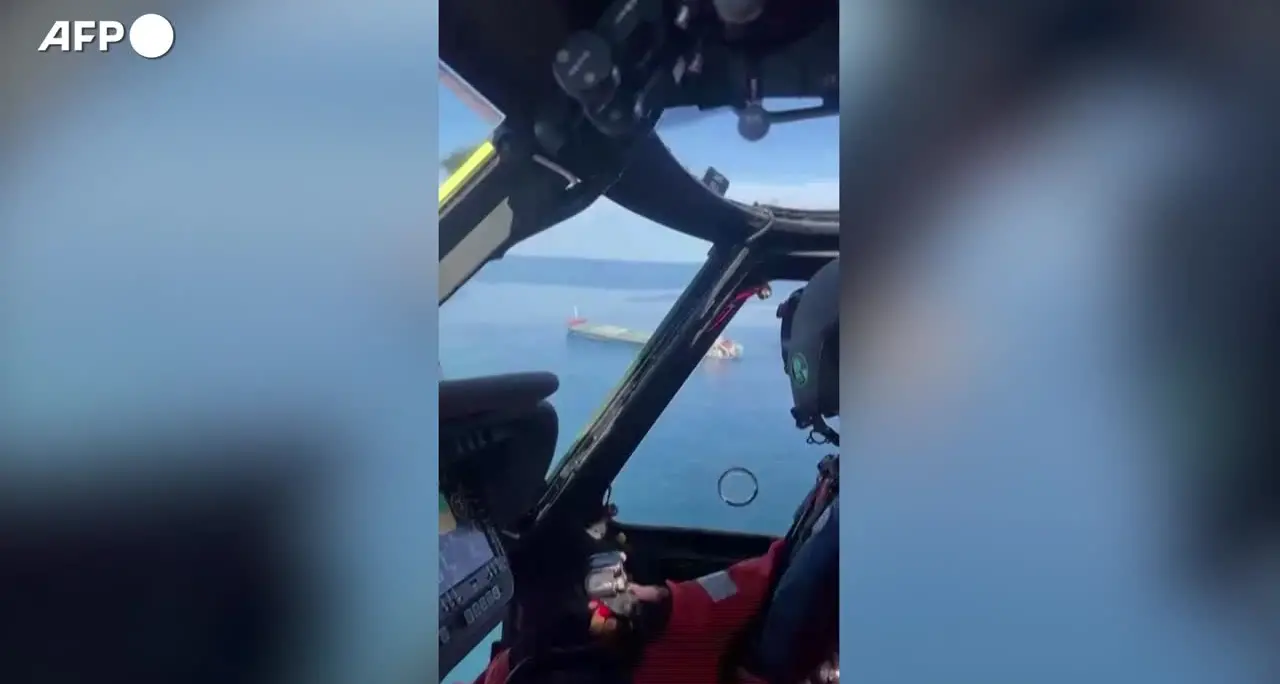 Nave prende fuoco e affonda nel Mar Nero, 2 morti