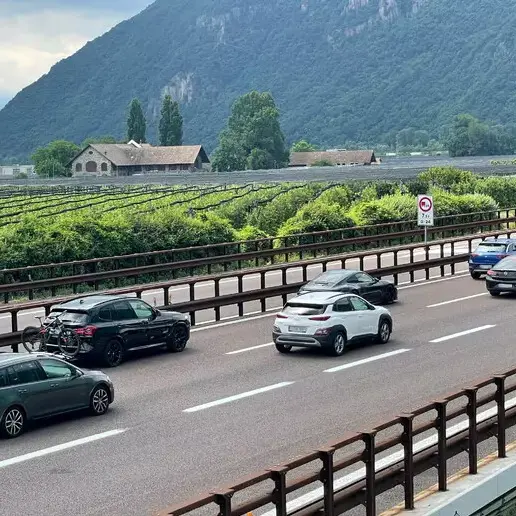 Traffico intenso sull'A22: lunghi ritardi verso l'Austria