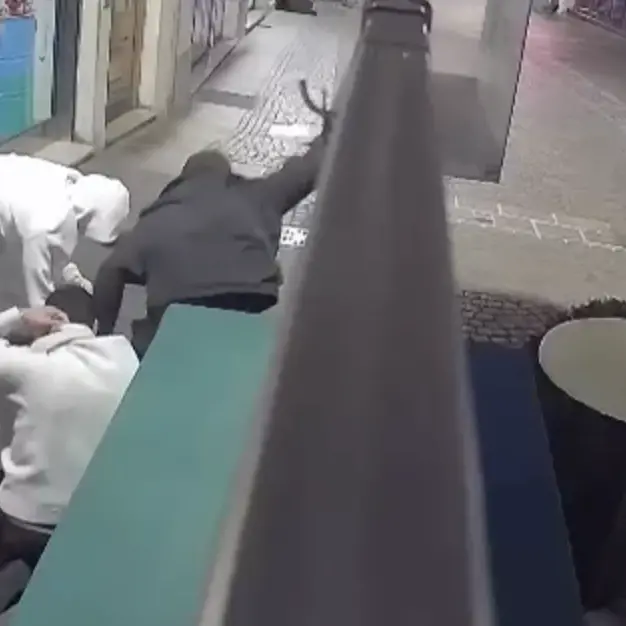 Giovane aggredito da tre uomini incappucciati in via Goethe