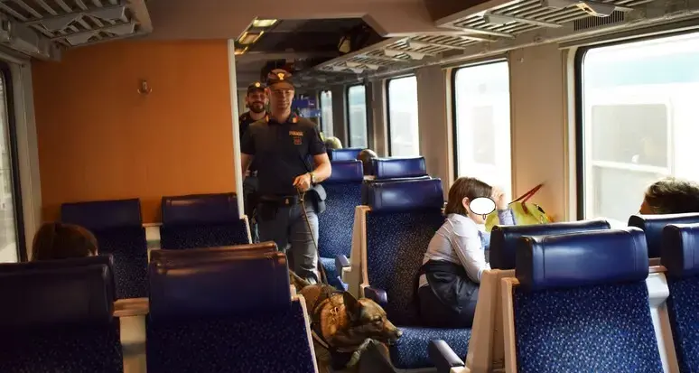 In otto senza biglietto sul treno, uno si scaglia contro gli agenti e li morde