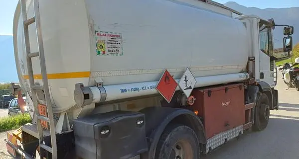 Autocisterna con merci pericolose, camionista sorpreso con lo smartphone sulla Ss47