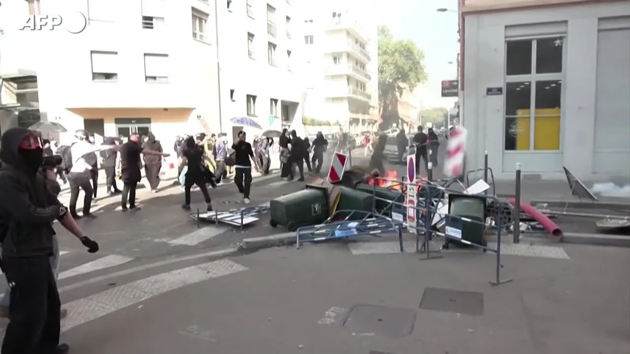 Blocchi dei licei, proseguono le proteste in tutta la Francia
