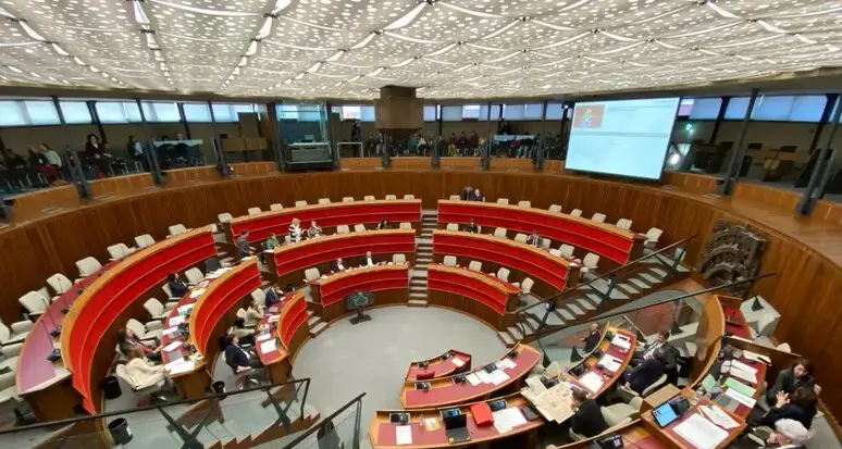 Bilancio della Provincia, via libera con 18 sì e 13 no. L’opposizione: 1.745 gli alloggi Itea non occupati
