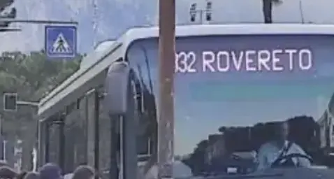 Autista aggredito sul bus Rovereto-Ala: passeggero senza biglietto dà in escandescenza