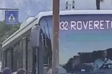 Autista aggredito sul bus Rovereto-Ala: passeggero senza biglietto dà in escandescenza