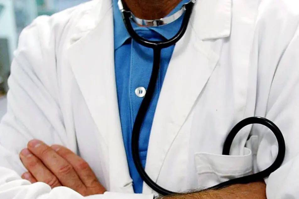 Sanità, aumenti fino a 560 euro al mese per i medici