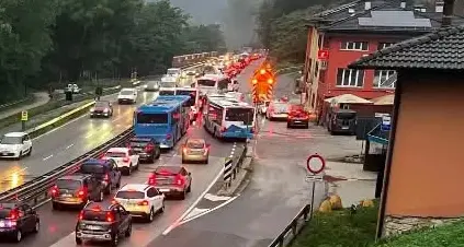 Incidente sulla Valsugana, auto contro il guardrail a Civezzano: tre persone in ospedale