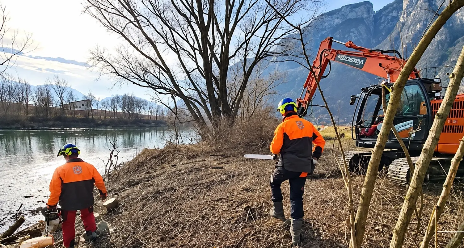 Adige ripulito dalle piante per difenderci dalle piene