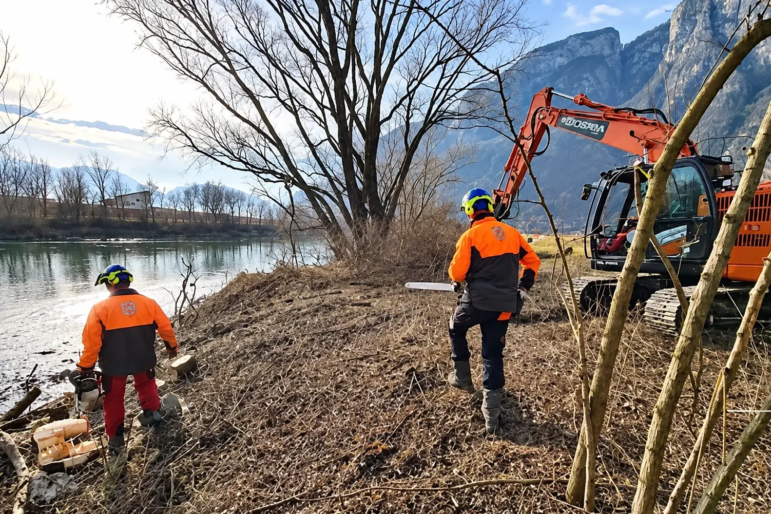 Adige ripulito dalle piante per difenderci dalle piene