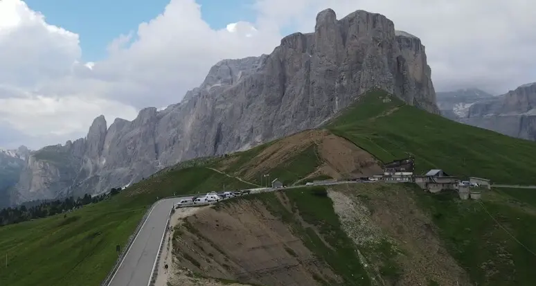 Messner: Dolomiti invase dai turisti, chi è di troppo vada a Belluno