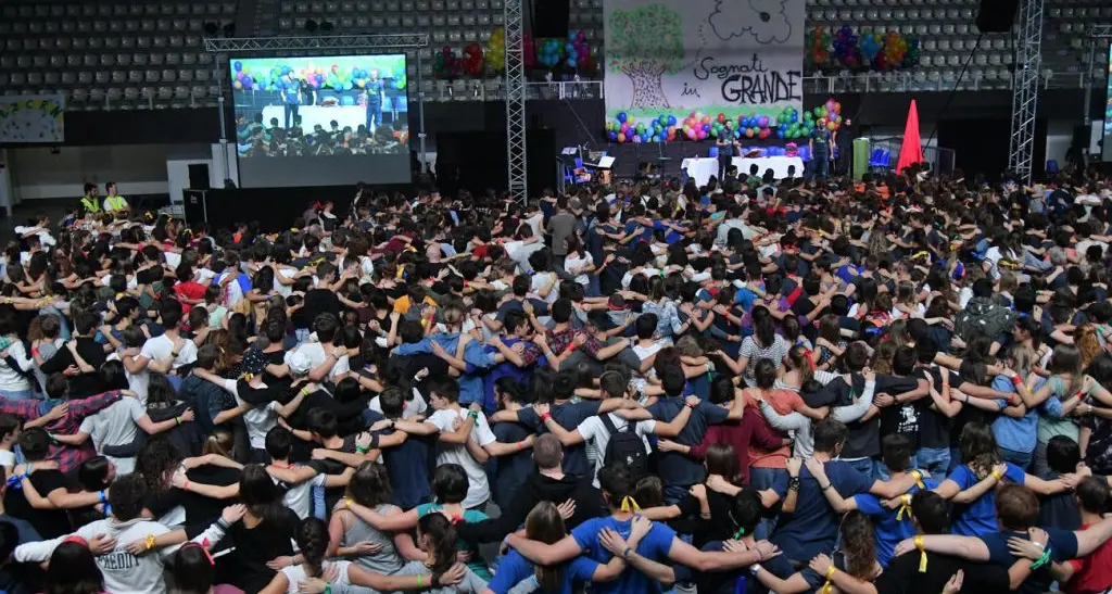 Ottocento ragazzi da tutto il Trentino a Levico per la grande festa con l'arcivescovo Tisi
