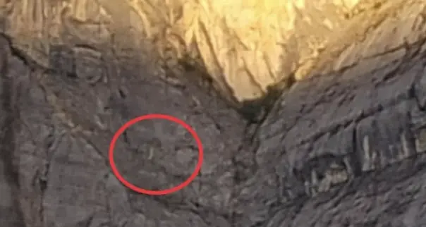 Monte Brento, base jumper resta appeso alla parete a 300 metri d'altezza: salvato con l'elicottero