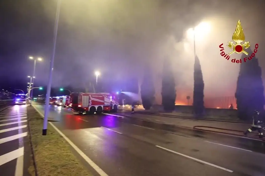 Rogo nella notte nel deposito At a Firenze, l'intervento dei Vigili del fuoco