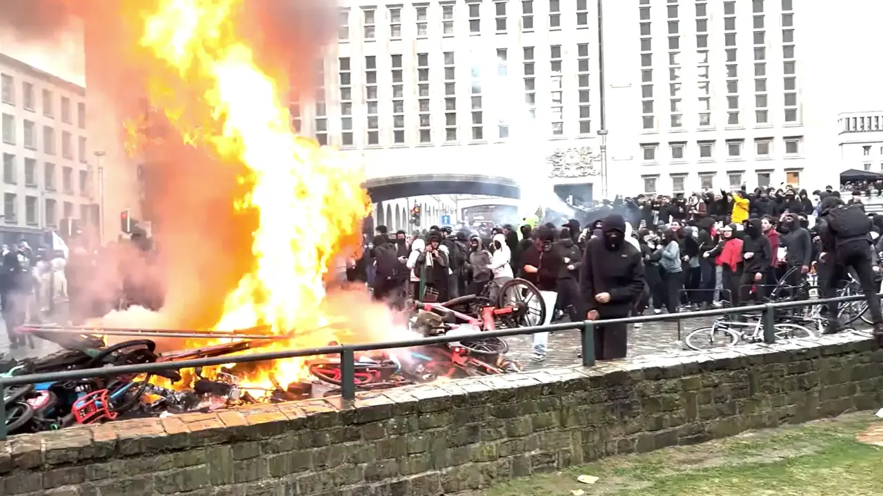 Bruxelles a ferro e fuoco, guerriglia urbana alla stazione centrale