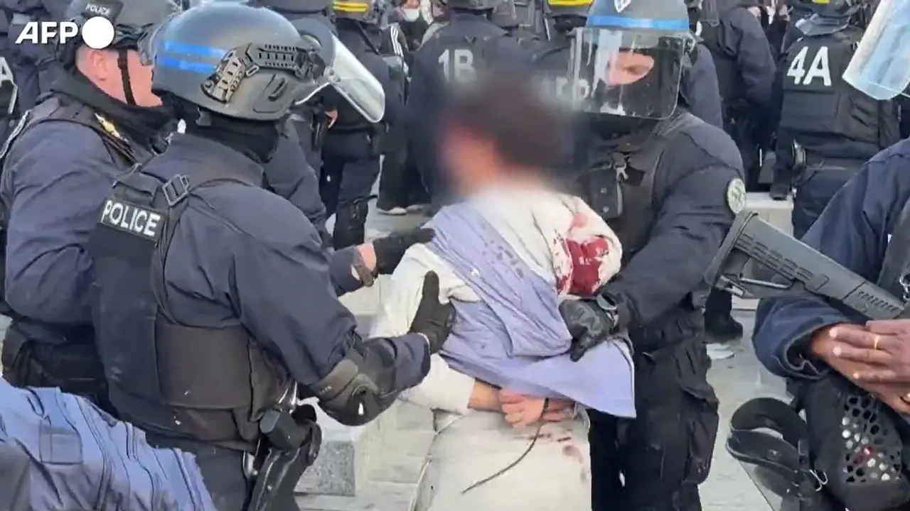 Giovane preso a ginocchiate da un agente a Parigi, indaga la polizia