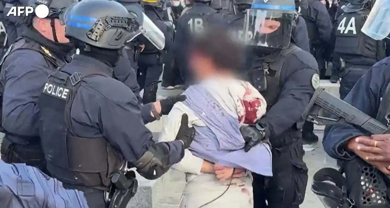 Giovane preso a ginocchiate da un agente a Parigi, indaga la polizia
