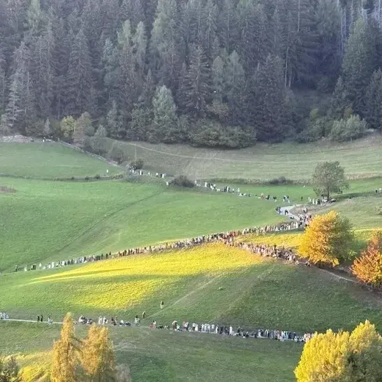 Dolomiti prese d'assalto dai turisti asiatici: social e tv alimentano l'overtourism