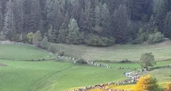 Dolomiti prese d'assalto dai turisti asiatici: social e tv alimentano l'overtourism