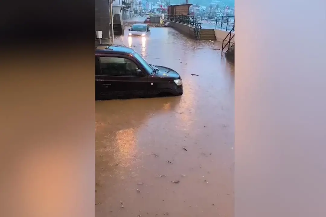 Maltempo a Lipari, esondati torrenti: fango in strade e case allagate