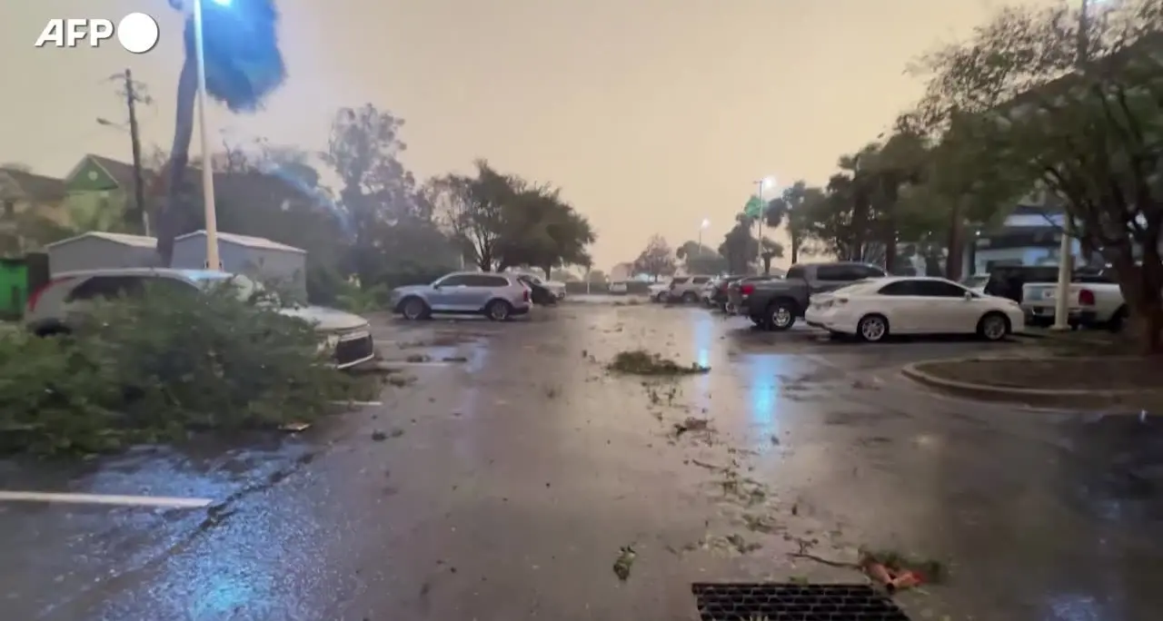 L'uragano Isaias tocca terra in Florida, danni e black out