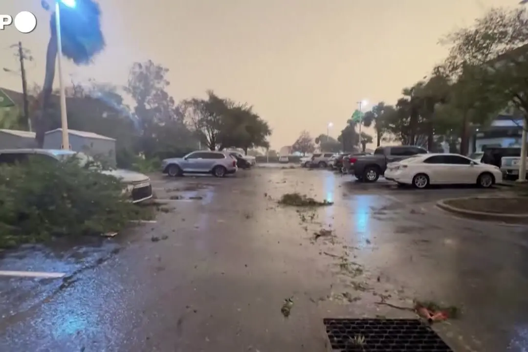 L'uragano Isaias tocca terra in Florida, danni e black out