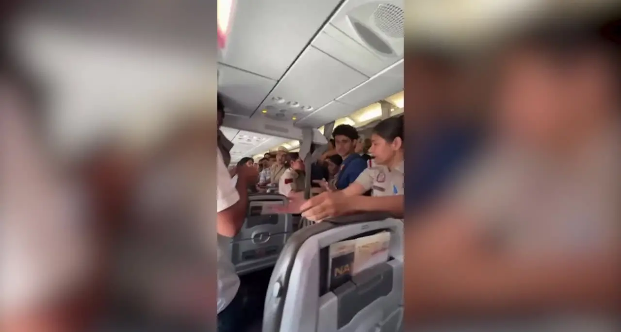 Arrestato il leader del \"partito delle blatte\", la polizia a bordo dell'aereo