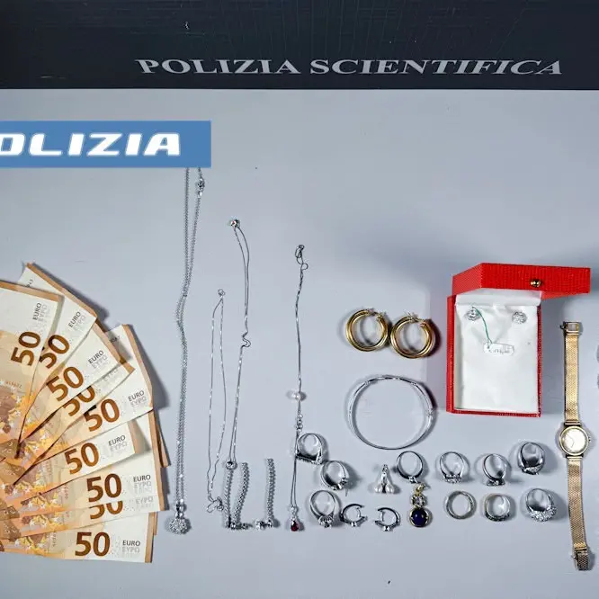 Ruba le chiavi a una novantenne mentre fa la spesa e le svaligia la casa: arrestato a 19 anni