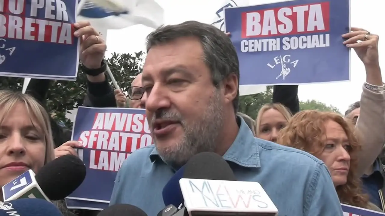 Milano, botta e risposta tra Lega e Lambretta. Gli attivisti: \"Siete 4 gatti\"