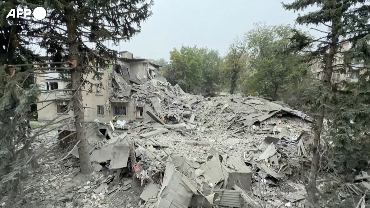 Raid russo distrugge un edificio a Zaporizhzhia: almeno 17 vittime