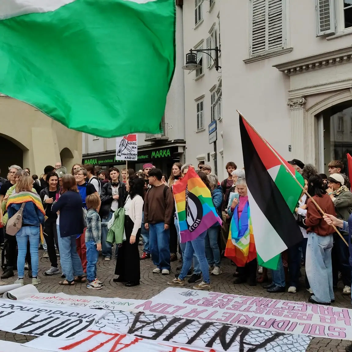 Bolzano, 1.500 persone in corteo per i diritti: 65 associazioni unite per la giustizia sociale