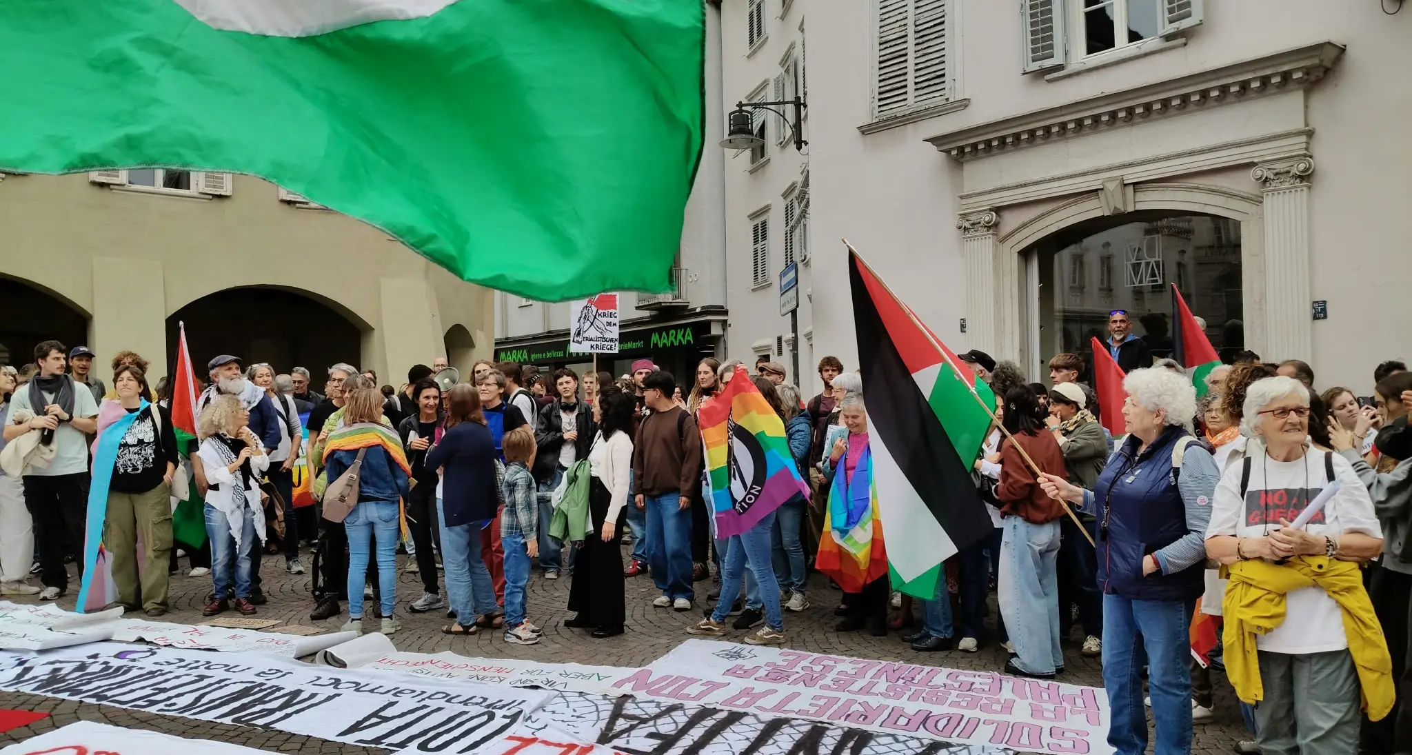Bolzano, 1.500 persone in corteo per i diritti: 65 associazioni unite per la giustizia sociale