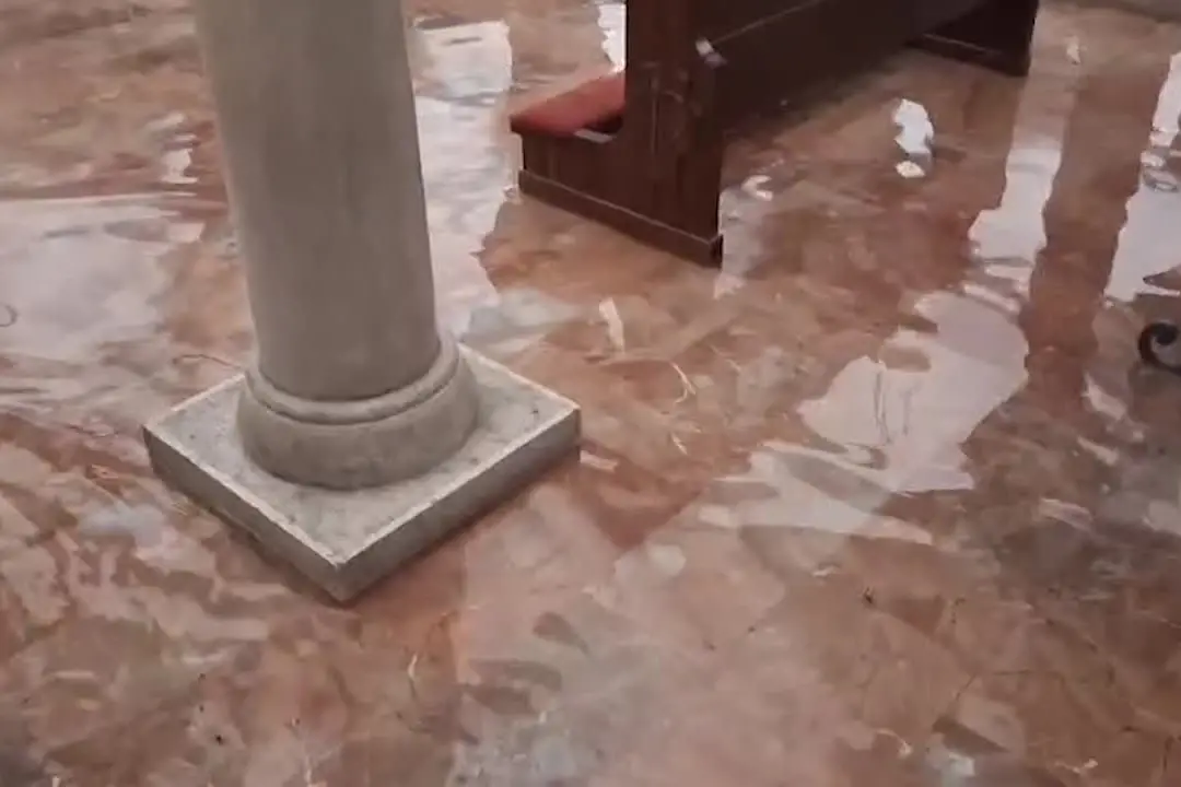 Maltempo a Bari, allagata la cripta della basilica di San Nicola