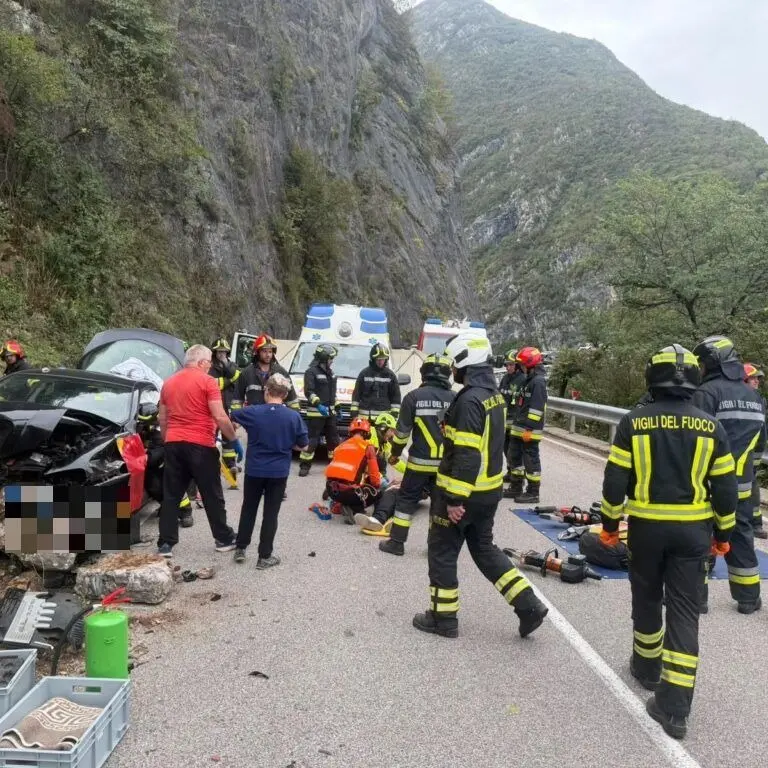 Ton, schianto contro un muro sulla ex statale 43: un giovane liberato con le pinze idrauliche
