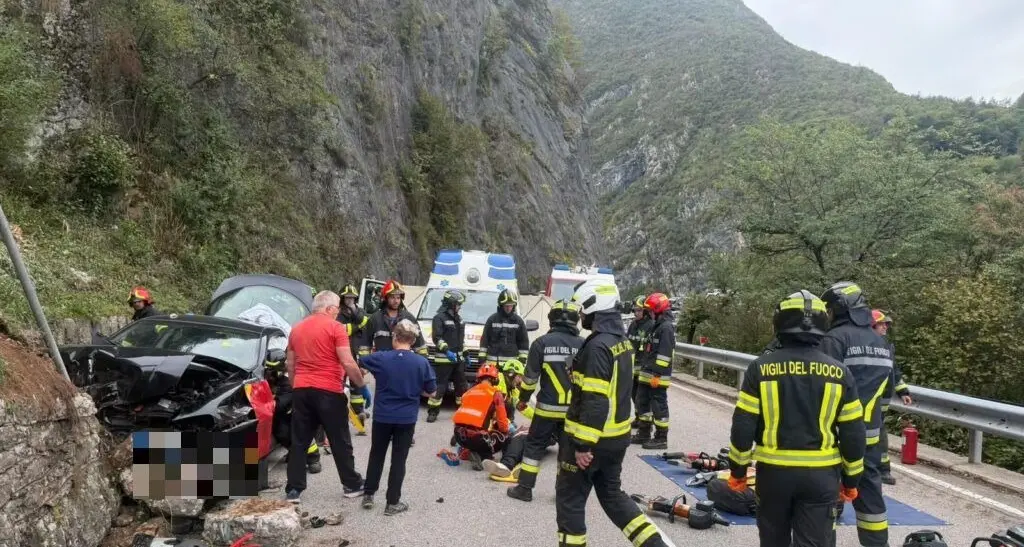 Ton, schianto contro un muro sulla ex statale 43: un giovane liberato con le pinze idrauliche
