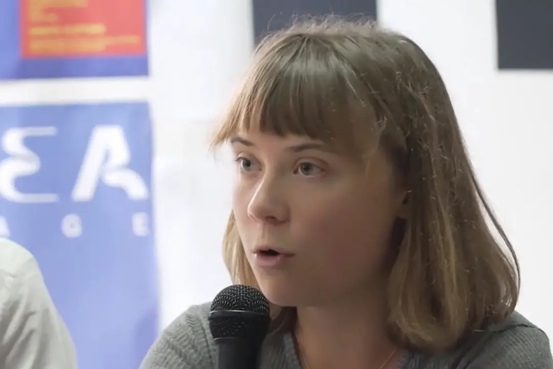 Greta Thunberg: \"Bagnoli come un campo di battaglia, ma la comunità resiste\"