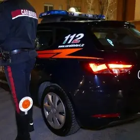 Trento, tenta di investire i carabinieri per due volte nel parcheggio: arrestato