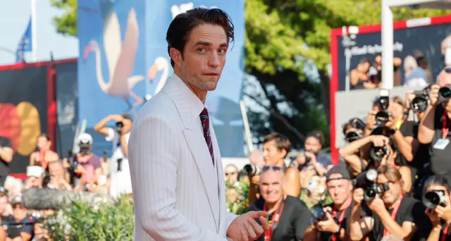 Robert Pattinson, spettacolo, giustizia fai da te e solitudine in 'Primetime'