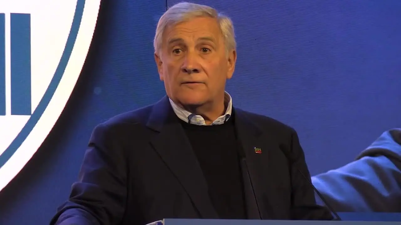 Tajani: \"Io do la linea, per chi non si riconosce ci sono congressi\"