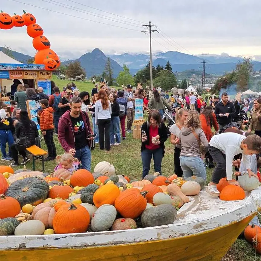Pergine, migliaia di persone alla Festa della zucca: assalto al Parco Tre Castagni