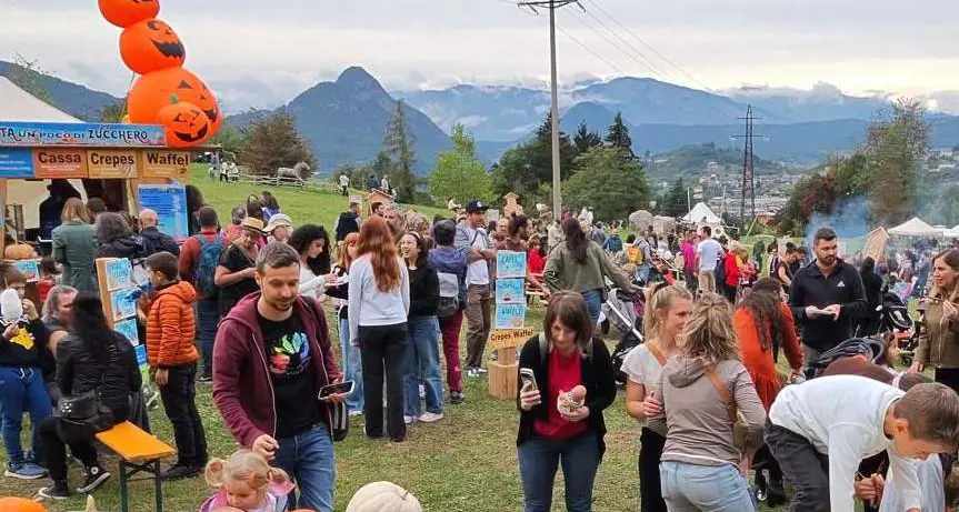 Pergine, migliaia di persone alla Festa della zucca: assalto al Parco Tre Castagni
