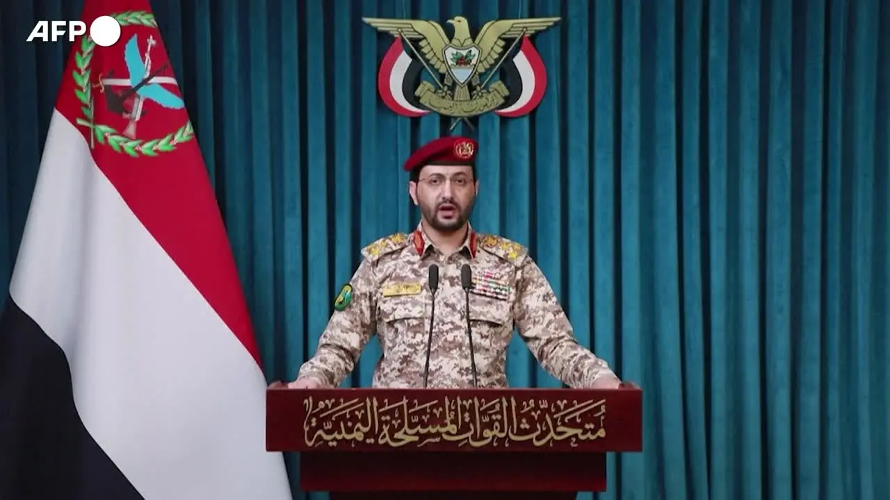 Houthi rivendicano ondata di raid su aeroporto di Riad e impianti energetici sauditi