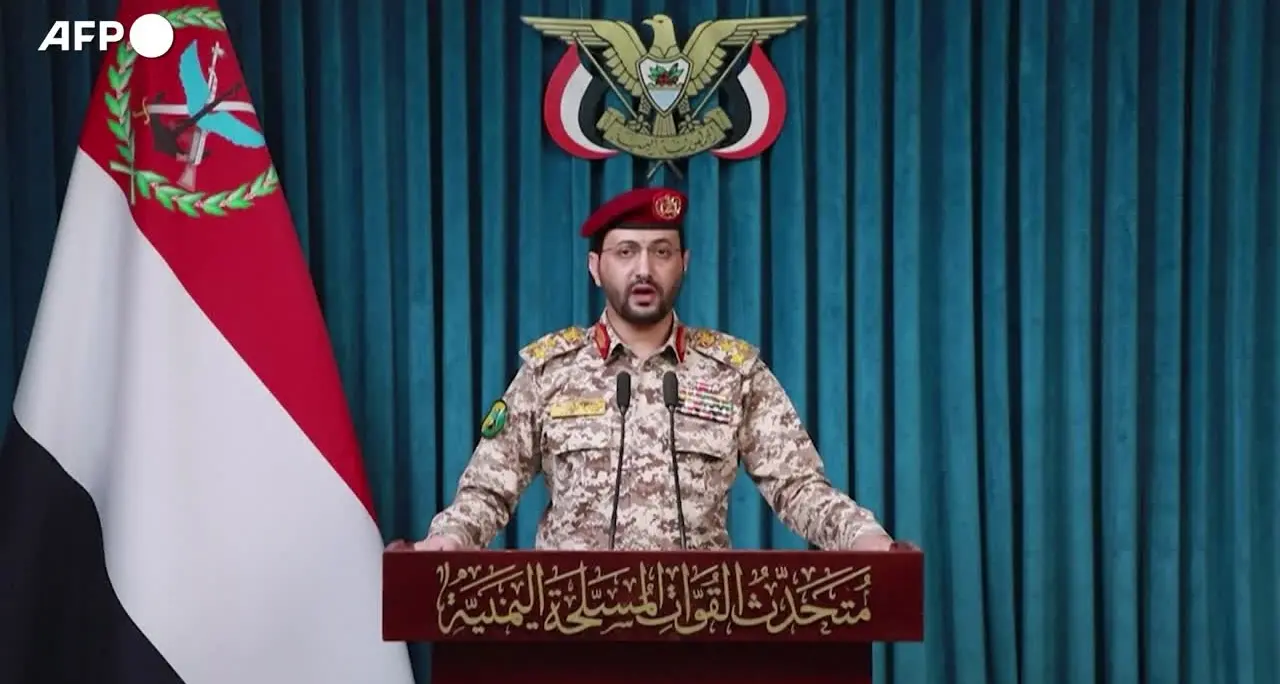 Houthi rivendicano ondata di raid su aeroporto di Riad e impianti energetici sauditi