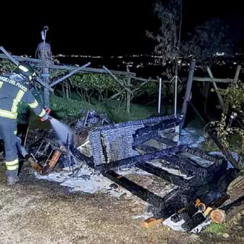 Faedo, capanno da caccia distrutto dalle fiamme: l’ombra del dolo