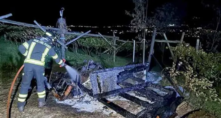 Faedo, capanno da caccia distrutto dalle fiamme: l’ombra del dolo