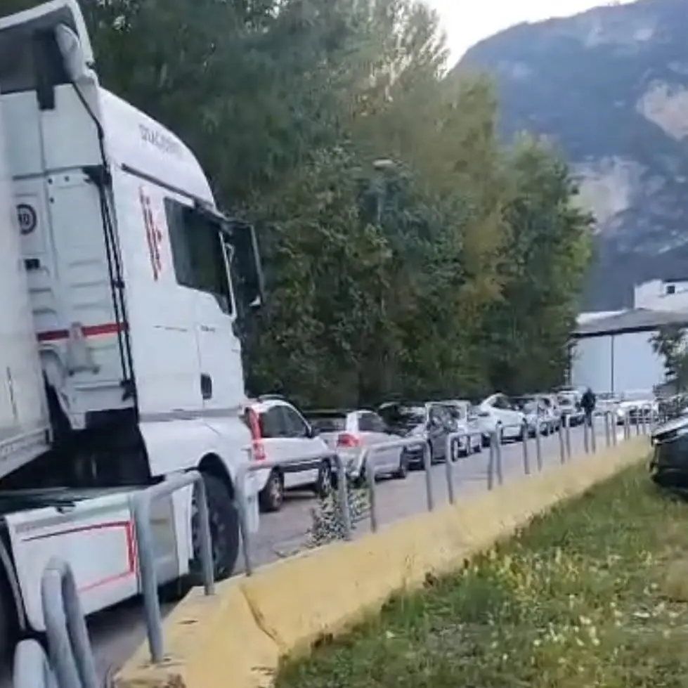Trento, caos traffico e parcheggi in via Maccani: chiesti chiarimenti al Comune
