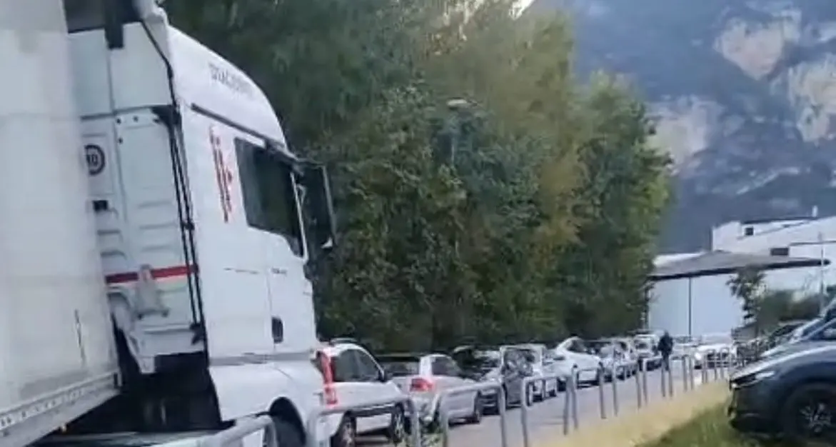 Trento, caos traffico e parcheggi in via Maccani: chiesti chiarimenti al Comune