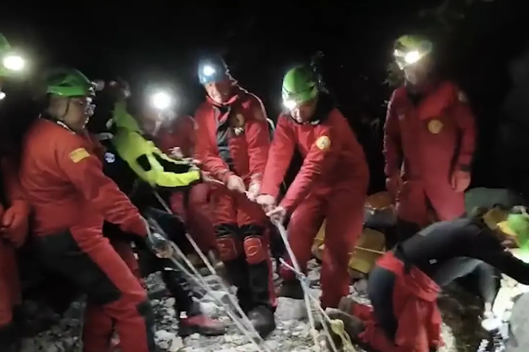 Frana in una grotta in Sardegna, speleologo bloccato a dieci metri di profondità